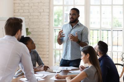 Teilnehmer hält eine Präsentation vor Kolleginnen und Kollegen – Weiterbildung zum professionellen Präsentieren und souveränen Auftritt im Beruf.