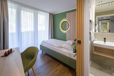 Modern eingerichtetes Hotelzimmer in der Akademie Westerham – renoviertes Einzelzimmer mit warmem Design und hohem Schlafkomfort