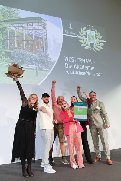 Team der Akademie Westerham feiert Auszeichnung als bestes Seminarhotel Deutschlands