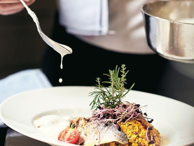 Koch richtet ein dreigängiges Mittagsmenü mit frischen regionalen Zutaten in der Akademie Westerham an