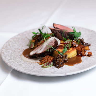 Fein angerichtetes Abendgericht mit Fleisch, Gemüse und Sauce aus dem Buffetangebot der Akademie Westerham