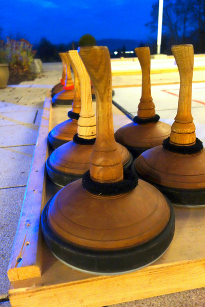 Mehrere Eisstöcke stehen auf einer Bahn bereit – traditionelles bayerisches Mannschaftsspiel beim Teamevent der Akademie Westerham