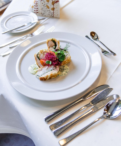 Elegant angerichtetes Gericht auf weißem Teller – hochwertige Verpflegung und kulinarische Vollpension in der IHK Akademie Westerham