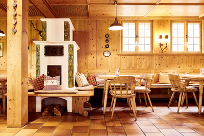 Gemütlicher Aufenthaltsraum mit Holzmöbeln in der IHK Akademie Westerham – Ort für Entspannung, Begegnung und Freizeitgestaltung nach Seminaren