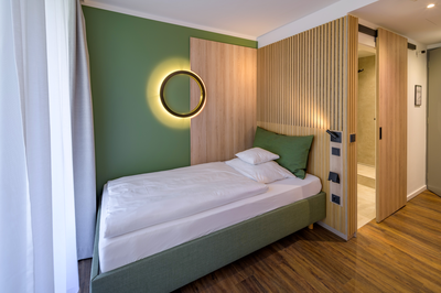 Modern eingerichtetes Einzelzimmer in der IHK Akademie Westerham – komfortable Unterkunft mit Vollpension für Seminar- und Tagungsgäste