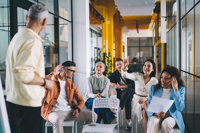 Gruppe von Erwachsenen in Schulungssituation mit Trainer – Symbolbild für die Weiterbildung Ausbildung der Ausbilder (AdA) an der IHK Akademie