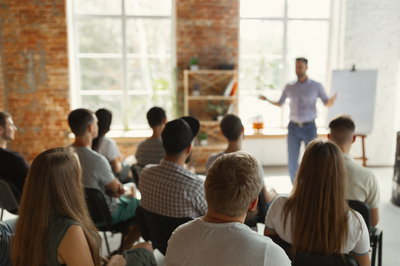 Präsenzseminar mit Trainer und Teilnehmenden der Weiterbildung Sustainability Transformation Manager/-in (IHK) ________________________________________