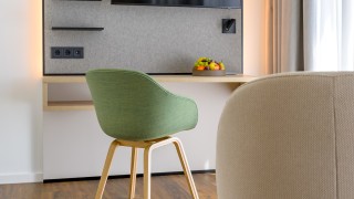 Gemütlicher Schreibtisch im Doppelzimmer