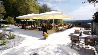 Terrasse mit Blick auf die Alpen