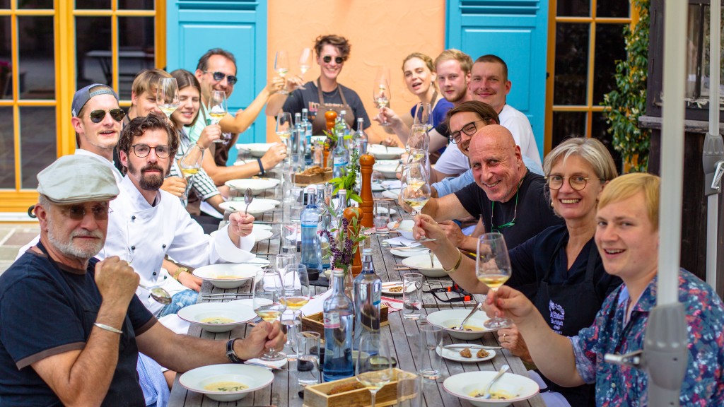 Zusammen mit Spitzenköchen wie Franz Keller arbeiten unsere Sommeliers selbst einen Tag in der Küche!